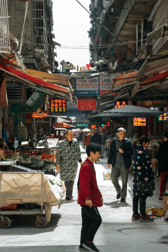 一个男孩在城市老城区的街道上行走