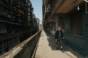 一个男人在空旷的城市里沿着一条狭窄的小巷骑着滑板