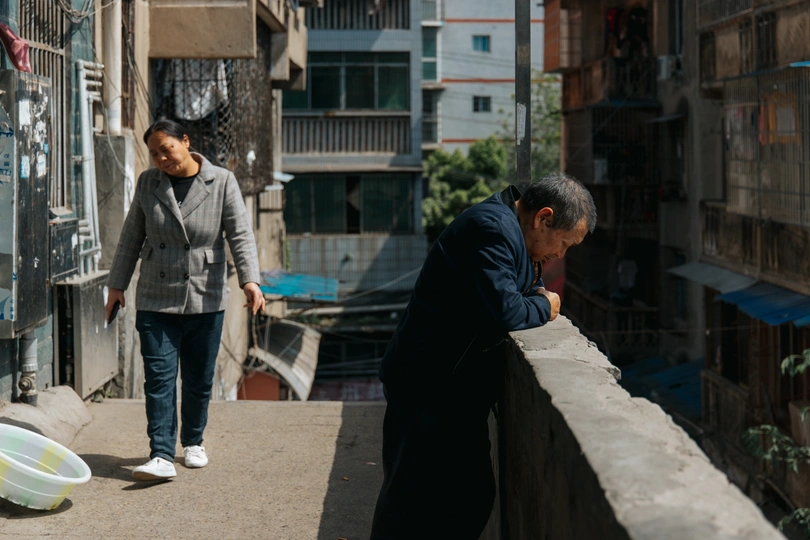 一男一女走下桥 在城市的一条小巷里看着建筑物