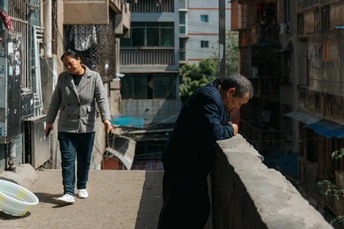 一男一女走下桥 在城市的一条小巷里看着建筑物