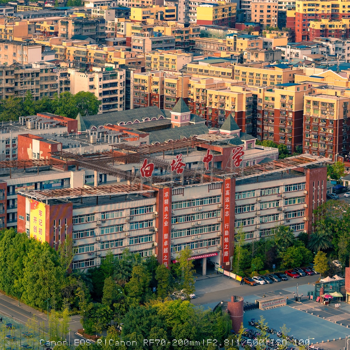 大型城市的空中俯瞰 有许多建筑。