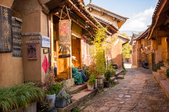 一个小城镇的狭窄巷子 有古老的建筑