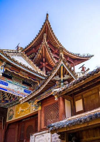 城市中的一座古老寺庙的木屋顶