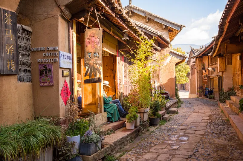 古老的城镇老城区狭窄的巷子 有古老的建筑和商店