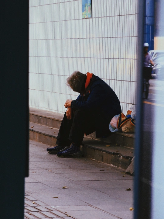 一个人坐在街上的建筑物台阶上
