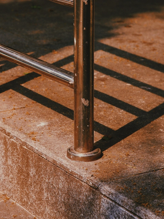 楼梯上的金属扶手