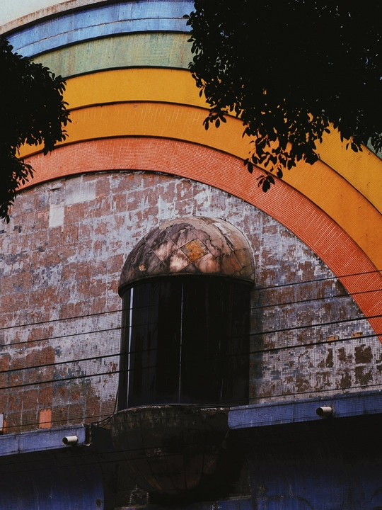 一座带有彩虹的旧建筑