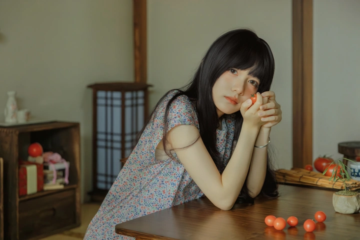 木桌前，番茄与碎花裙的悠闲