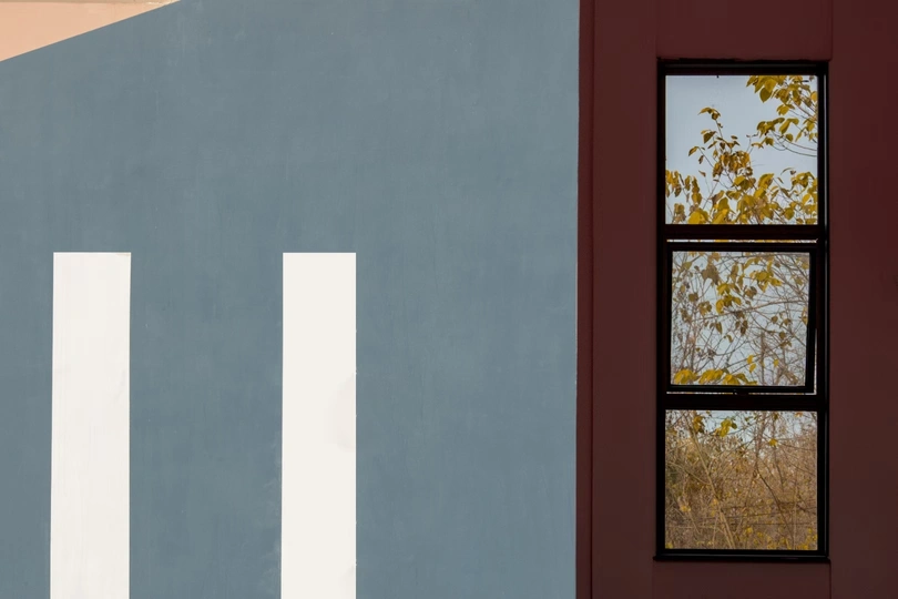 蓝色墙壁上有白色线条和窗户