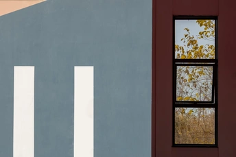 蓝色墙壁上有白色线条和窗户