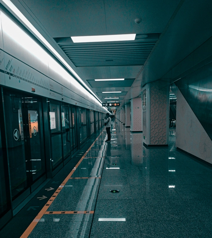 一个人等车
