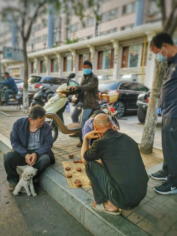 等活儿的短时工们，有自己的消遣方式。