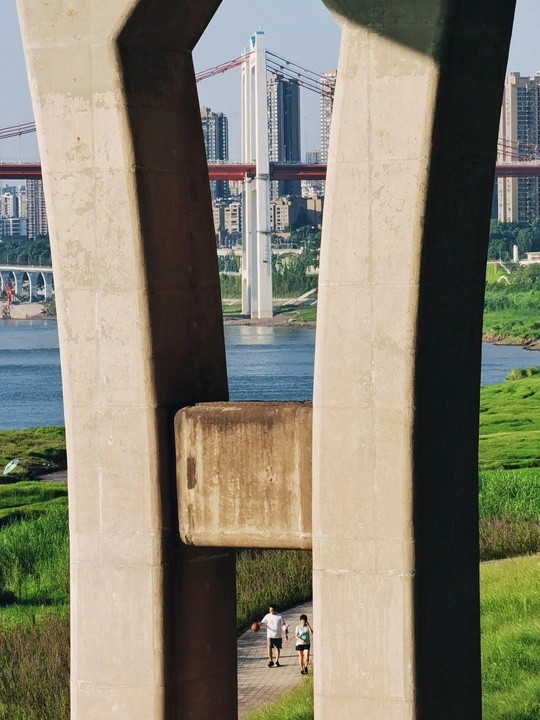 人们在河上的桥下行走