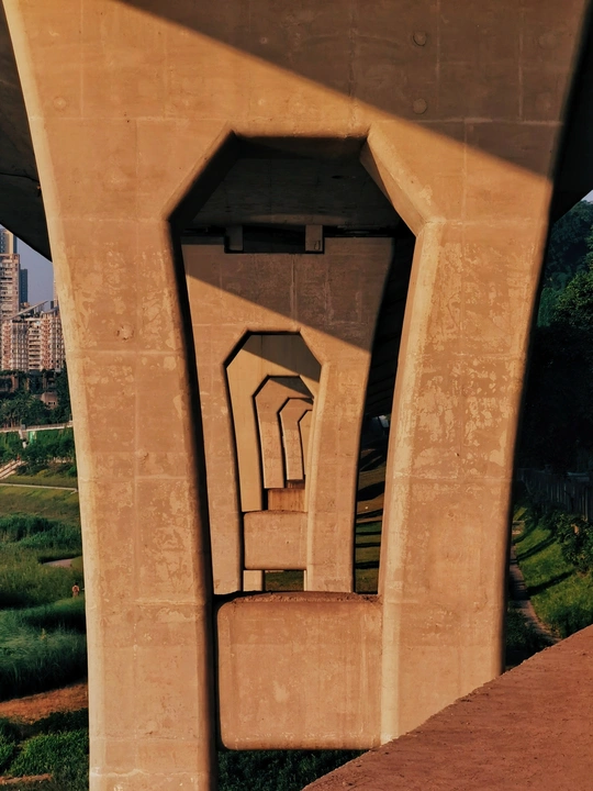 河上一座桥的景色