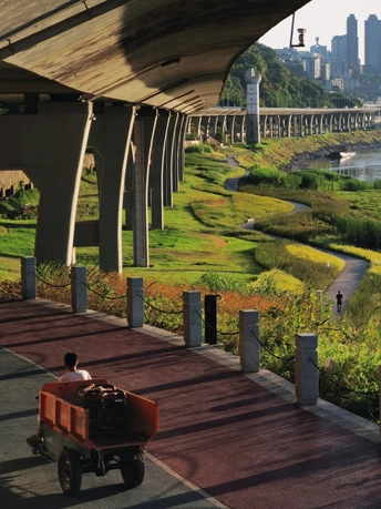 一名男子驾驶马车沿着桥下的小路骑行 俯瞰着绿草和河流