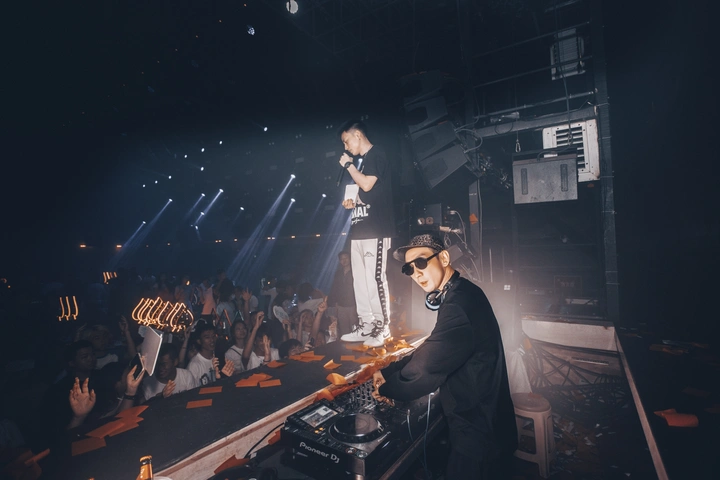 DJ
Sam Lee