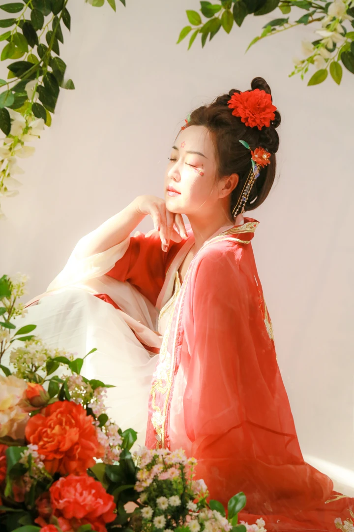 满眼草花纤绿碧,一临天水幻新英。