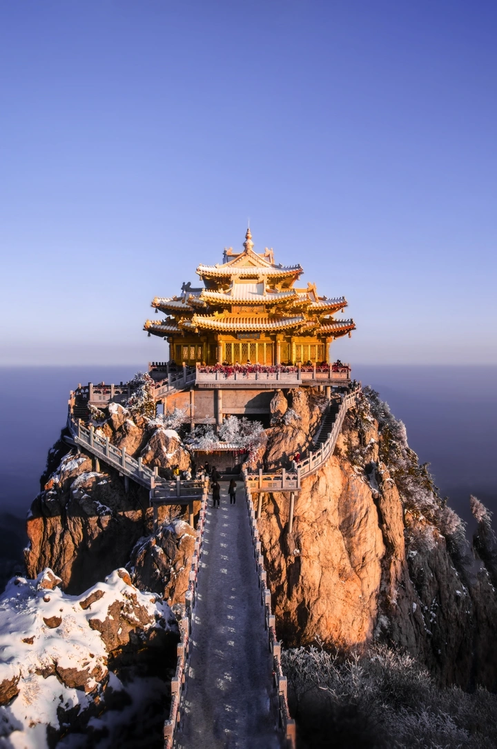 金殿晨光