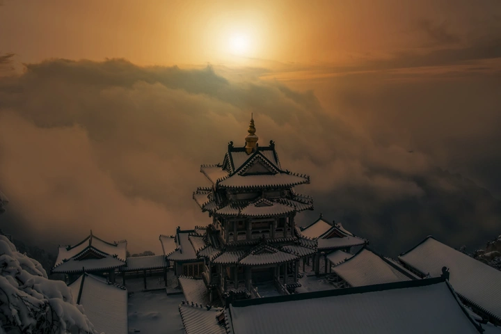 夕阳下的老君山古建