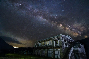 夜空下一座废弃的老房子 天空中有星星