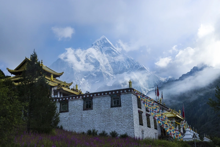 远眺四姑娘山