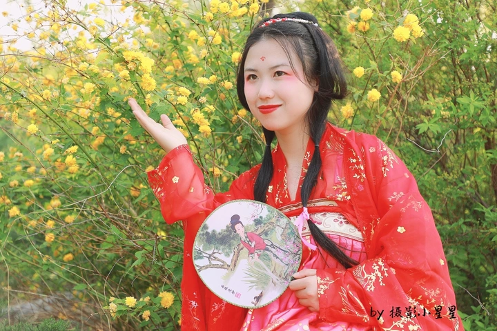 也知造物有深意，故遣佳人在空谷。