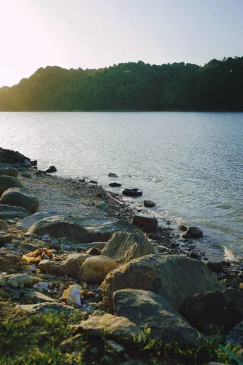 岩石海岸 背景是湖泊