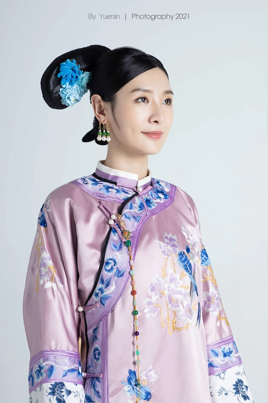 穿着传统服装的年轻女子 身着粉红色和紫色的和服。