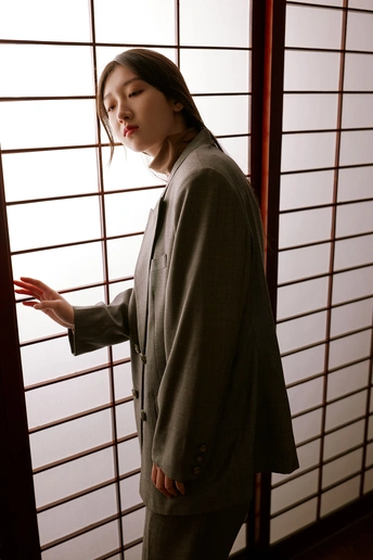 一位穿着和服的年轻女子正在门口向外看