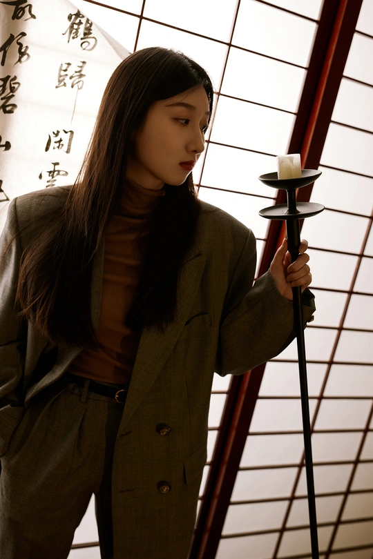 一位穿着西装的年轻女子手持麦克风