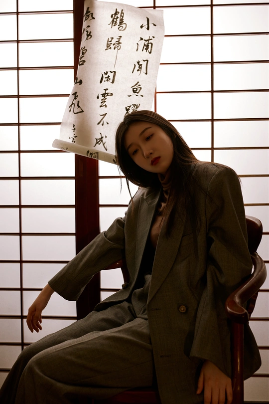 一位穿着西装的女人坐在椅子上