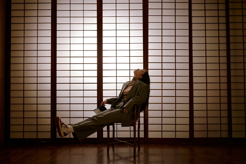 一个坐在椅子上的男人