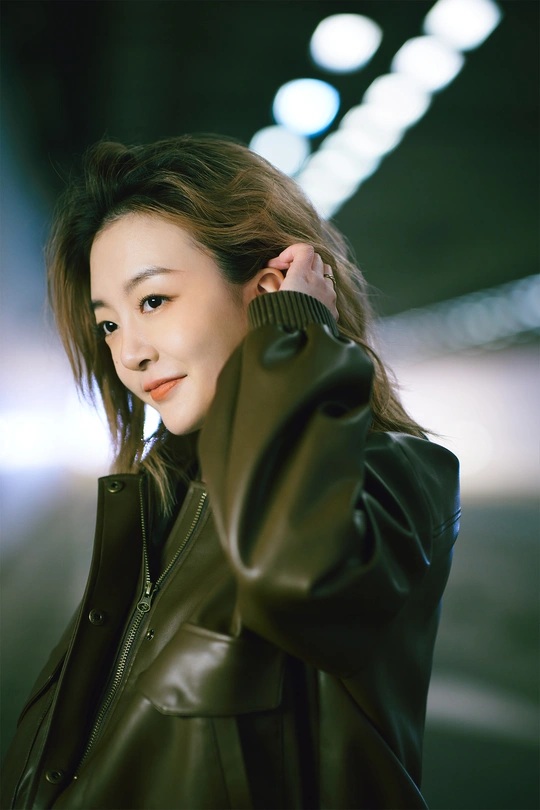 一位穿着黑色夹克的女青年正在摆姿势