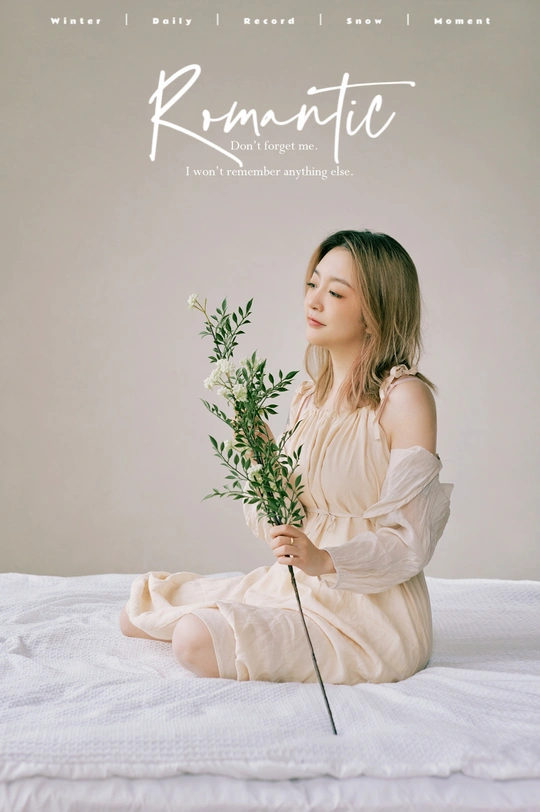 一位坐在白色床上的美丽女人抱着花