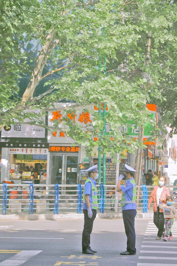 《对视》