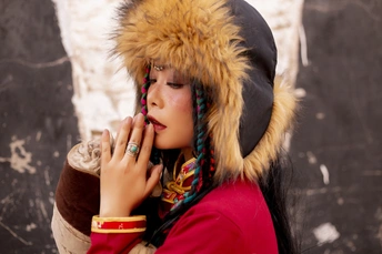 一位穿着红帽子和传统服装 带着香烟的年轻女子