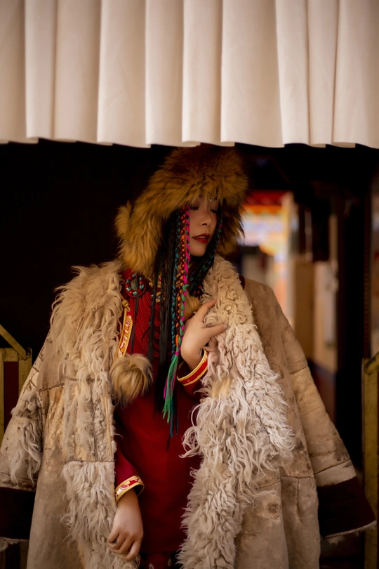 一位穿着皮草大衣的年轻女子 身上披着一件由真皮草制成的连衣裙。