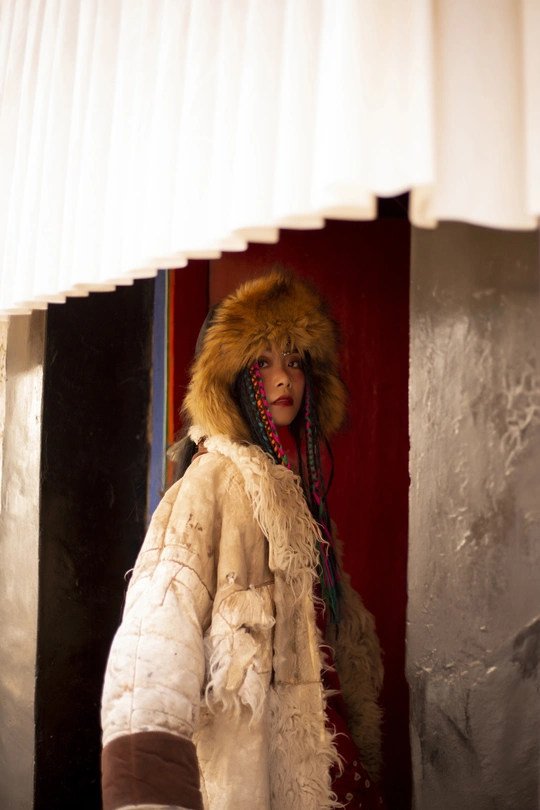 一位穿着白色皮草大衣和帽子女士