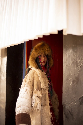 一位穿着白色皮草大衣和帽子女士