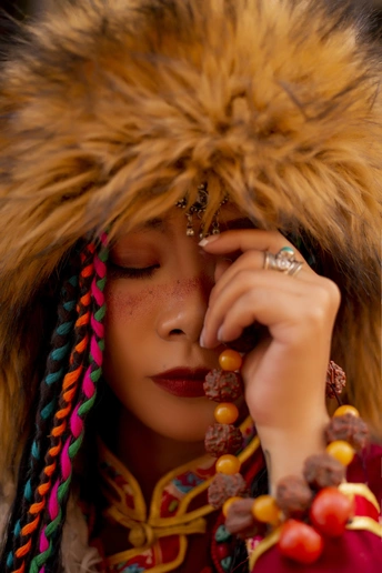 一位年轻女子穿着传统服装遮住了她的脸。