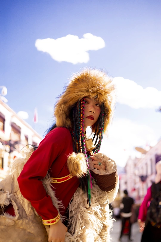 一个人穿着服装带着狗在街上走