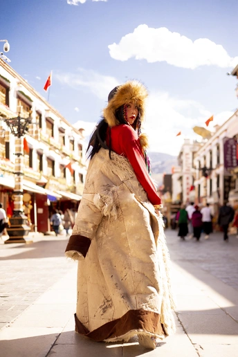 一位穿着红色外套的女人走在街上