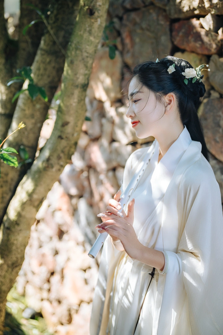 白衣试春