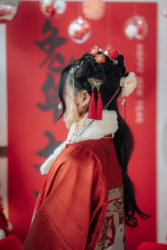 一位穿着传统服装的女性戴红发。