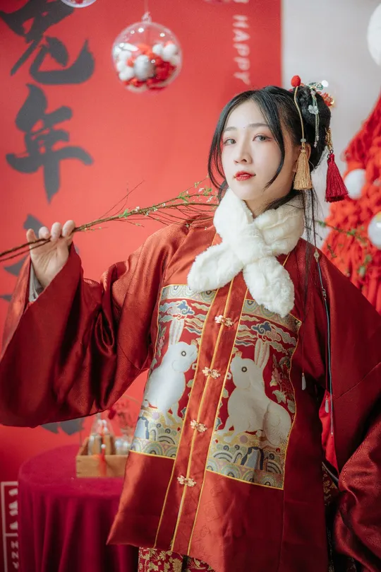 一位穿着传统服装的女性 身着红色和服