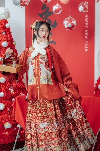 一位穿着传统服装的女性站在圣诞树前