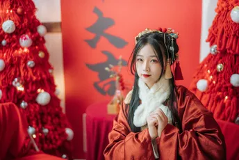 一位穿着圣诞节服装的年轻女子站在圣诞树前