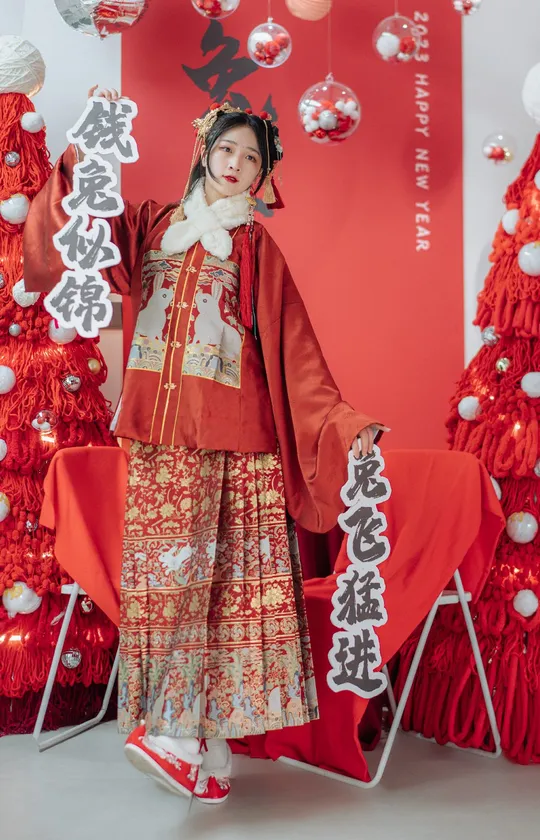 一位穿着传统服装的年轻女子站在圣诞树前