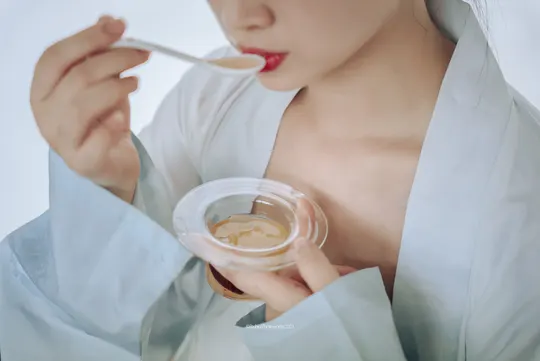 一位年轻女子拿着一杯食物