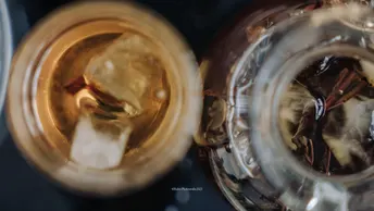 一些带有冰和水的水晶杯
